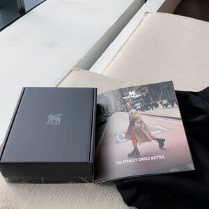 UNRELEASED STANLEY 1913 CROSS BOTTLE WATER BOTTLE WITH STRAPS HANDS FREE Cream